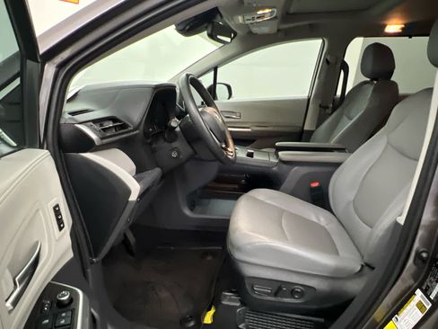Used 2022 Toyota Sienna Limited FWD image 14