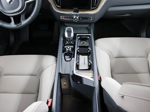 New 2026 Volvo XC60 B5 Plus w/ Protection Package Premier image 25