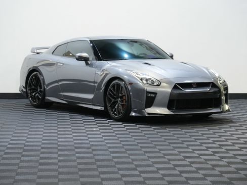 Used 2019 Nissan GT-R image 5