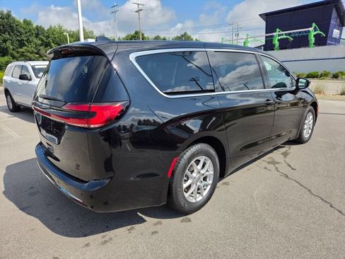 Used 2024 Chrysler Pacifica Touring-L FWD image 7
