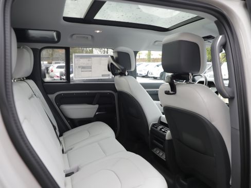 New 2026 Land Rover Defender 110 X-Dynamic SE image 11