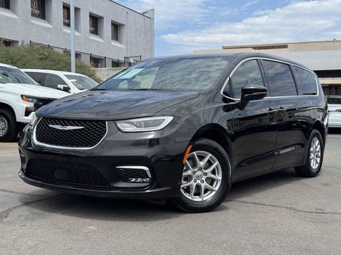 Used 2025 Chrysler Pacifica Select FWD image 2