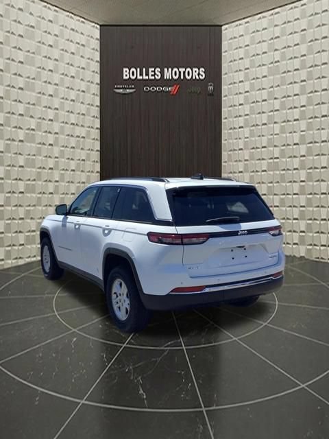 Used 2023 Jeep Grand Cherokee Laredo AWD/4WD image 7