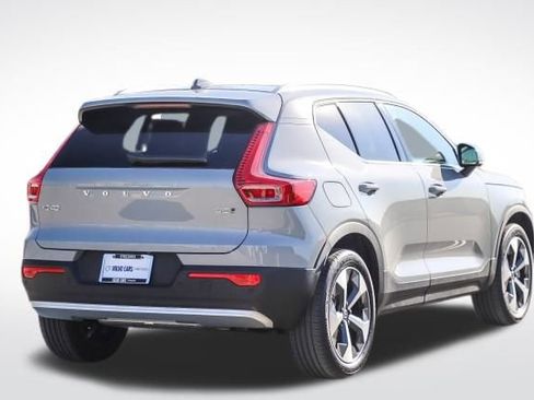 Used 2025 Volvo XC40 B5 Core w/ Protection Package Premier image 4