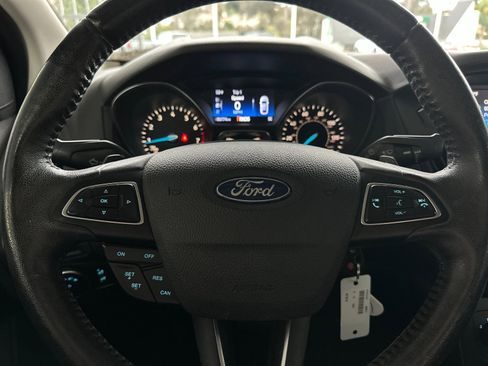 Used 2015 Ford Focus SE w/ SE Sport Package image 19