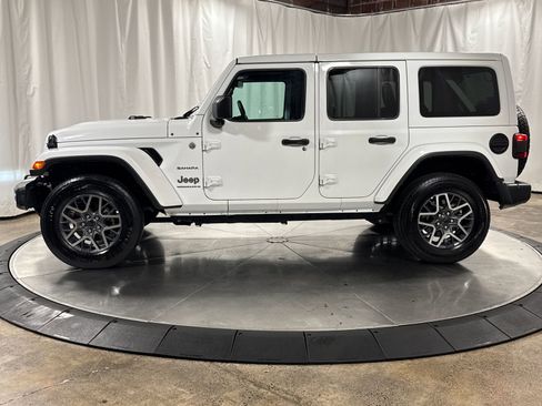 Used 2024 Jeep Wrangler Unlimited Sahara AWD/4WD image 8
