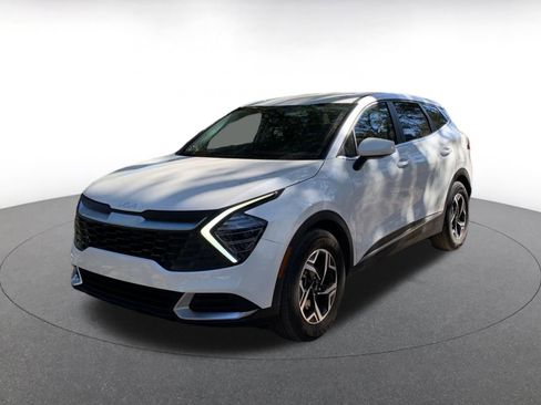 Used 2025 Kia Sportage LX image 3