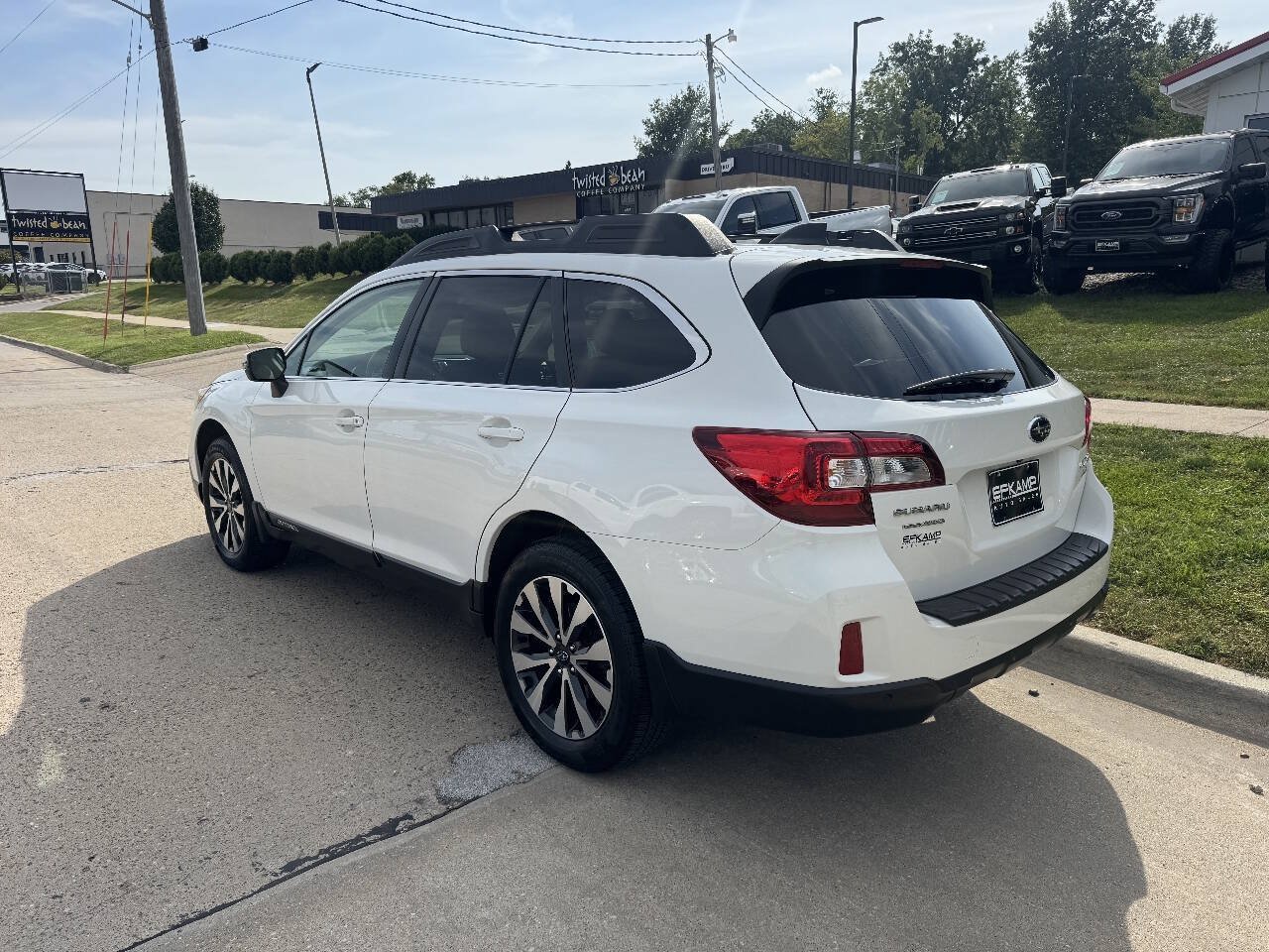 Used 2017 Subaru Outback 2.5i Limited AWD/4WD image 3