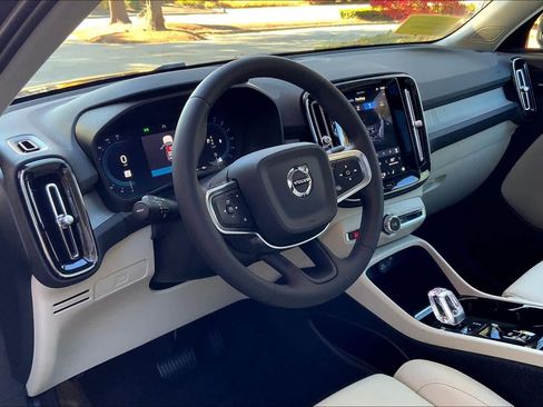 Used 2024 Volvo XC40 B5 Plus w/ Protection Package Premier image 17