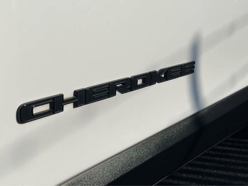 Used 2023 Jeep Cherokee Altitude Lux image 9