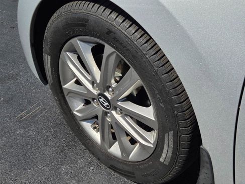 Used 2016 Hyundai Elantra SE w/ Option Group 02 FWD image 10