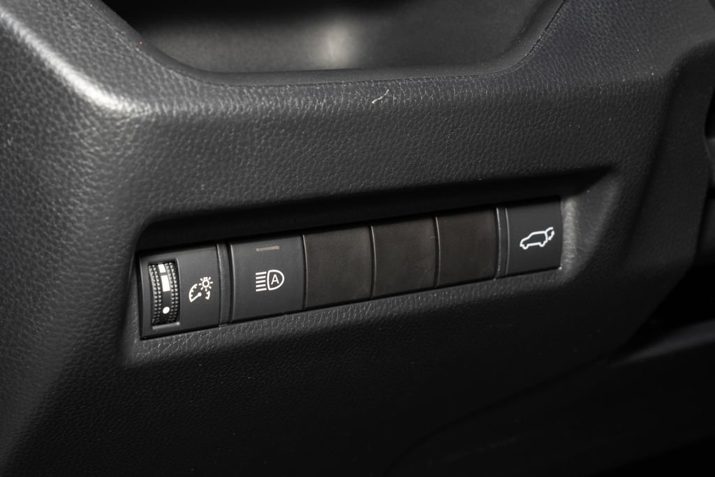 Used 2021 Toyota RAV4 XLE w/ Convenience Package FWD image 28