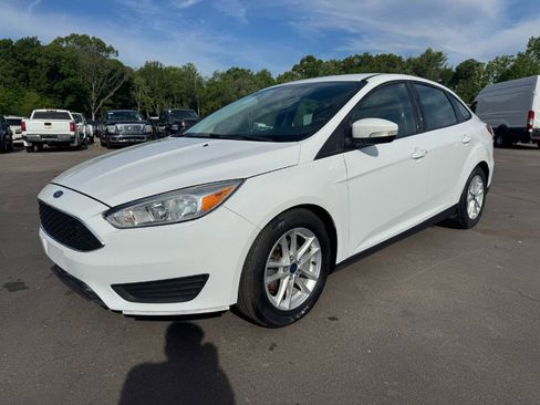 Used 2016 Ford Focus SE FWD image 1