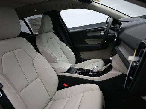 New 2026 Volvo XC40 B5 Ultra w/ Protection Package Premier image 34