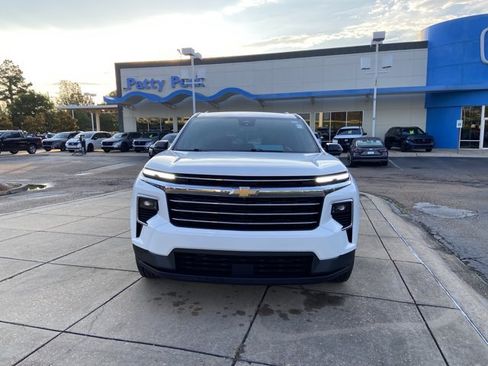 Used 2024 Chevrolet Traverse LT FWD image 3