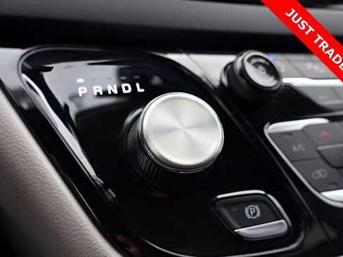 Used 2024 Chrysler Pacifica Touring-L image 39