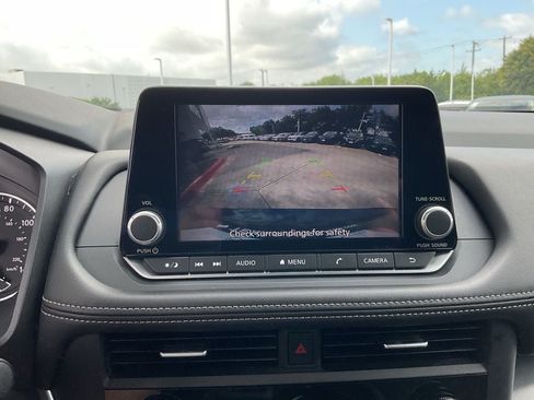Used 2025 Nissan Rogue SV FWD image 30