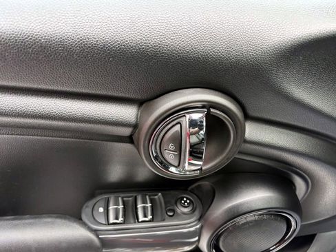 Used 2015 MINI Cooper 4-Door Hardtop image 9