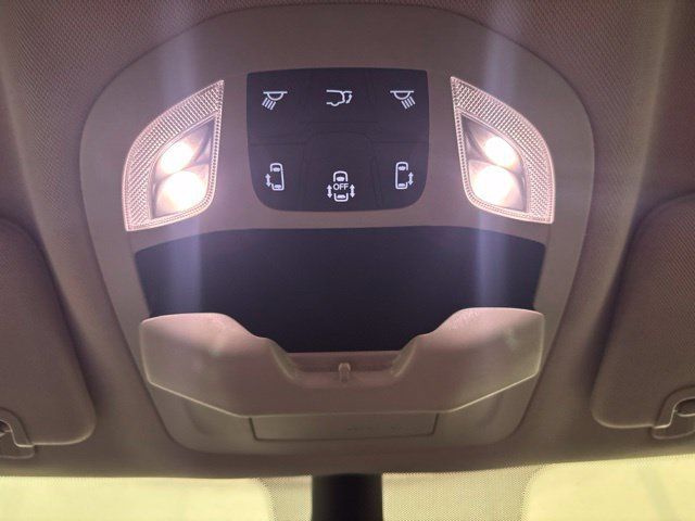 Used 2024 Chrysler Pacifica Limited FWD image 34