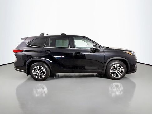 Used 2022 Toyota Highlander XLE AWD/4WD image 9