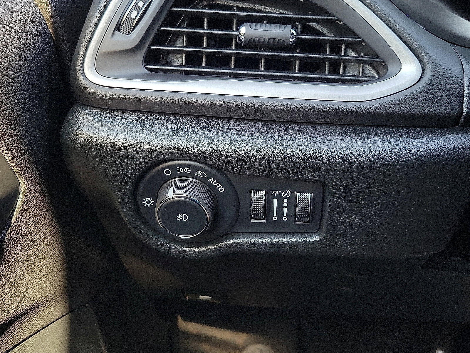 Used 2025 Chrysler Pacifica Select FWD image 15