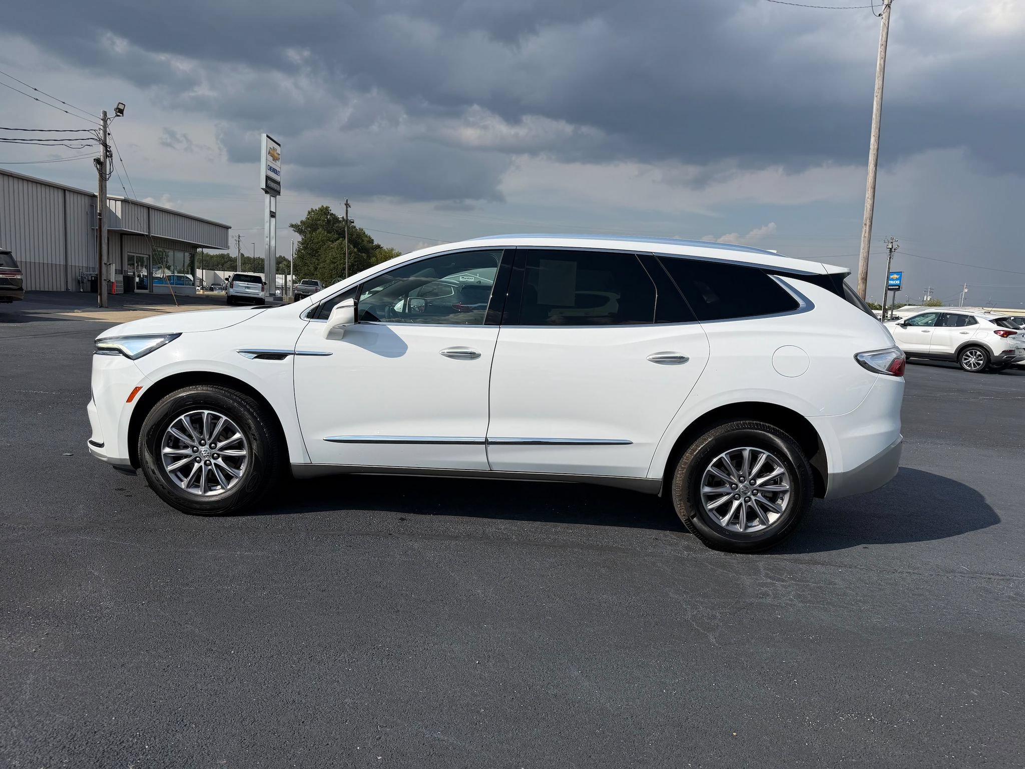 Used 2023 Buick Enclave Essence AWD/4WD image 42