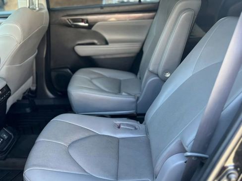 Used 2023 Toyota Highlander Limited FWD image 13