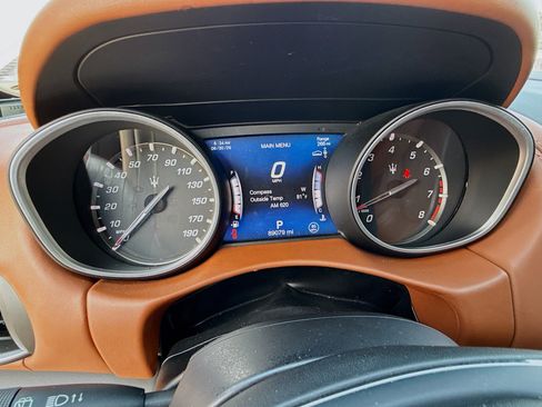 Used 2018 Maserati Levante GranLusso AWD/4WD image 39