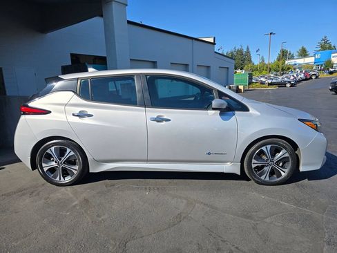 Used 2019 Nissan Leaf SV w/ SV Technology Package FWD image 3