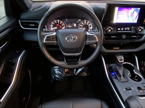 Used 2024 Toyota Highlander XSE FWD image 6