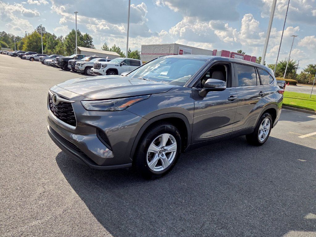 Used 2023 Toyota Highlander L FWD image 3