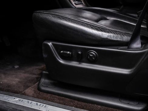 Used 2013 Cadillac Escalade Platinum RWD image 41