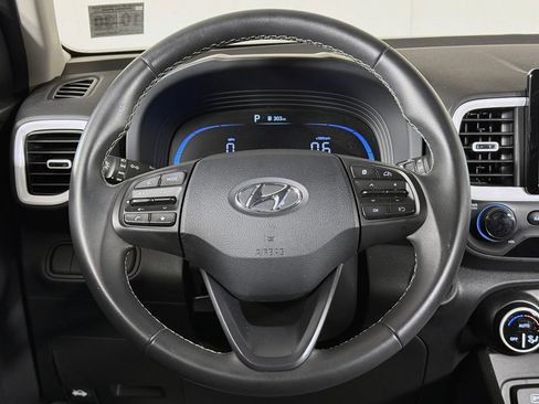 Certified 2025 Hyundai Venue Limited FWD image 32