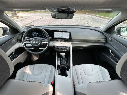 Used 2024 Hyundai Elantra Limited image 26