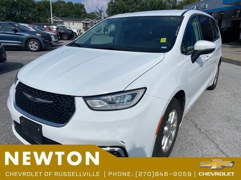 Used 2023 Chrysler Pacifica Touring-L FWD image 3
