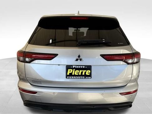 Used 2022 Mitsubishi Outlander ES image 3