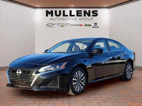 Used 2023 Nissan Altima 2.5 SV image 1