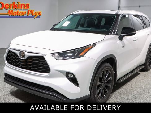 Used 2024 Toyota Highlander XLE FWD image 1