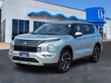 Used 2024 Mitsubishi Outlander SE image 2