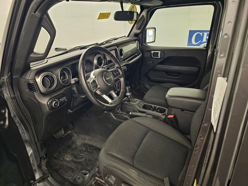 Used 2019 Jeep Wrangler Unlimited Sahara AWD/4WD image 3