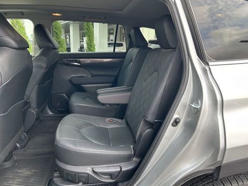 Used 2020 Toyota Highlander Platinum image 25