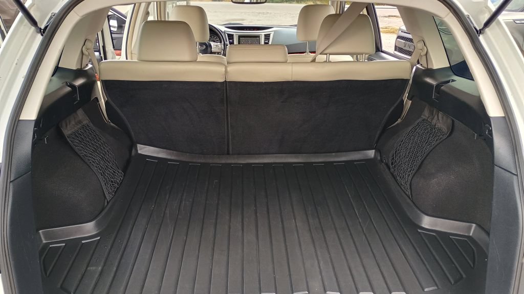 Used 2011 Subaru Outback 3.6R Limited w/ PWR Moonroof Pkg AWD/4WD image 11