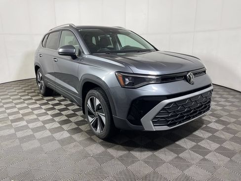 New 2026 Volkswagen Taos SE AWD/4WD image 2