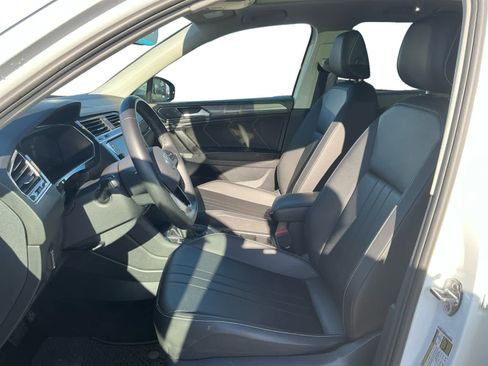 Used 2023 Volkswagen Tiguan SE w/ Panoramic Sunroof Package image 9