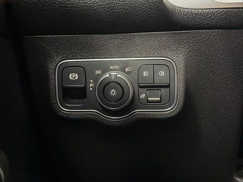 Used 2021 Mercedes-Benz GLB 250 4MATIC image 14