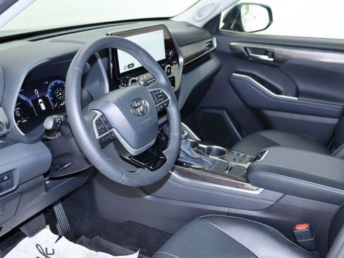 Used 2025 Toyota Highlander Limited AWD/4WD image 21