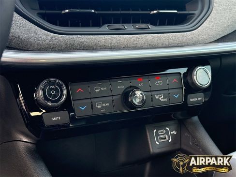 New 2026 Jeep Compass Latitude image 18