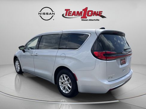 Used 2024 Chrysler Pacifica Touring-L FWD image 6