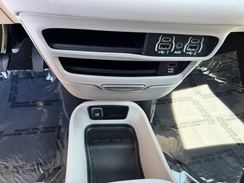 Used 2023 Chrysler Pacifica Touring-L w/ Uconnect Theater Family Group FWD image 29