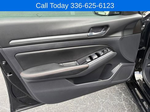 Used 2025 Nissan Altima 2.5 SR AWD/4WD image 13